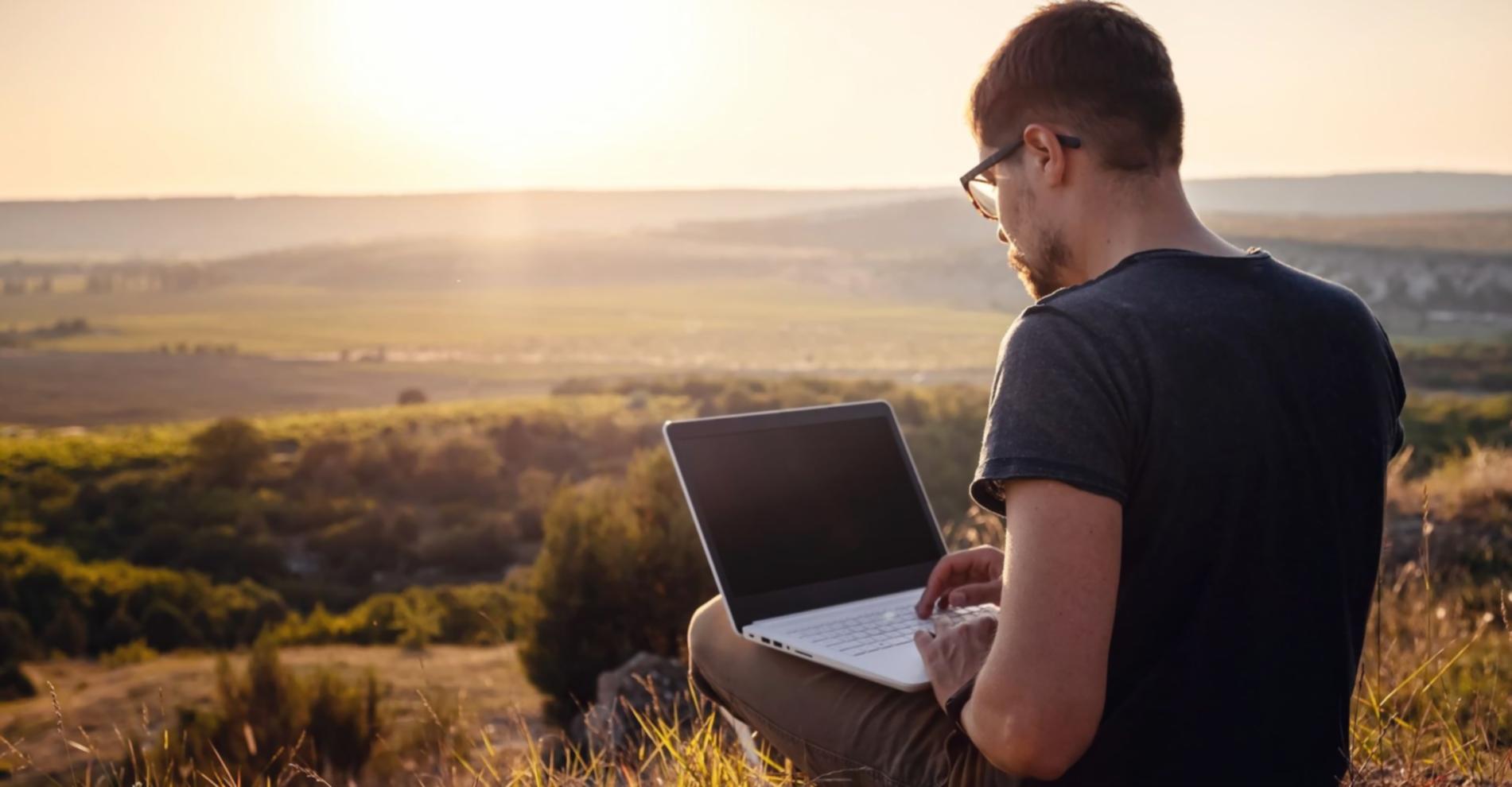 Menschen in einem Raum für gemeinsame Reflexion und Austausch über Selbstwahrnehmung