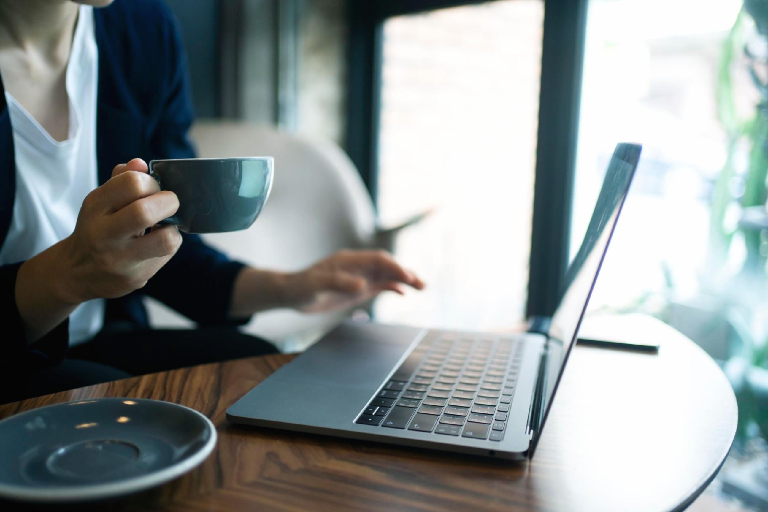 Menschen in kollaborativer Arbeitsumgebung während gemeinsamer Entwicklung